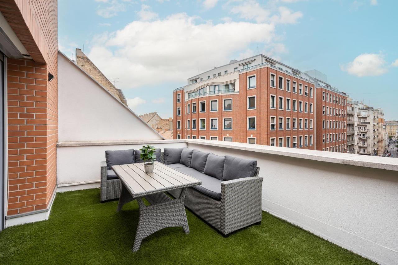 Penthouse Three Bedrooms, Three Balconies Apartment With Free Parking In Kiraly Street Budapest Exterior foto