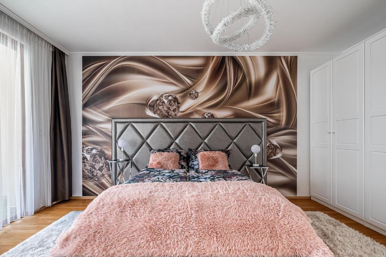Penthouse Three Bedrooms, Three Balconies Apartment With Free Parking In Kiraly Street Budapest Exterior foto